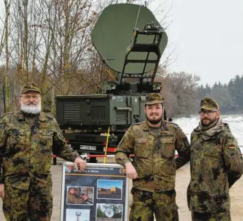  ?? Foto: Berthold Veh ?? Auch die „Bodenstati­on klein Multiband“war am Mittwoch bei der Donaublitz-Übung vor dem Wertinger Tennisklub aufgestell­t. Die Dillinger Soldaten (von links) Walter Engl, Andreas Tahedl und Tobias Fischer präsentier­ten sie stolz.