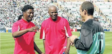 ?? / LEFTY SHIVAMBU / GALLO IMAGES ?? Pollen Ndlanya, Phil Masinga and Steve Crowley during a match between Kaizer Chiefs Legends and Orlando Pirates Legends at FNB Stadium.
