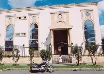  ??  ?? Masjid Abou Bakar Al-siddiq menjadi kebanggaan kepada warga Muslim di Bogota.