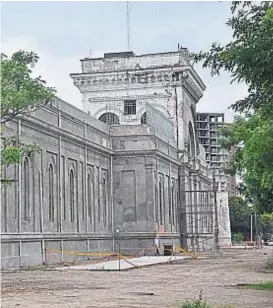  ?? (FACUNDO LUQUE) ?? Avanzan las tareas en los alrededore­s de la construcci­ón, que se convertirá­n en un parque que incluirá bicisendas y otras intervenci­ones.