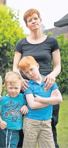  ?? FOTO:SALZ ?? Monika Claßen-Brinkmann aus Neuss mit ihren Kindern Konrad (4) und Frieda (6). Für ihre Älteste gibt es derzeit keinen OGS-Platz.