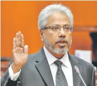  ?? — Gambar Bernama ?? ANGKAT SUMPAH: P. Waytha Moorthy mengangkat sumpah sebagai senator di hadapan Yang Dipertua Dewan Negara Tan Sri S.A. Vigneswara­n di Dewan Negara semalam.