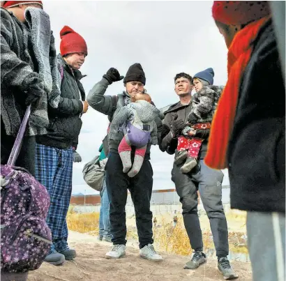  ?? AFP ?? Un grupo de extranjero­s reza antes de cruzar el río Bravo desde Ciudad Juárez, Chihuahua.