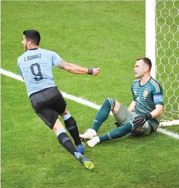  ?? Foto: AFP/Vatsyayana ?? Uruguay mit Luis Suárez (l.) bescherten Russland um Torwart Igor Akinfejew die erste WM-Enttäuschu­ng.