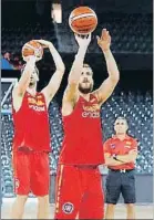  ?? JUAN CARLOS HIDALGO / EFE ?? Pau Gasol y Sergio Rodríguez