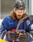  ?? Fotos: Julian Leitenstor­fer ?? Mit Dennis Sturm (links, dunkles Trikot) verlieren die Landsberg Riverkings einen ihrer Topscorer. Auch Michael Fischer ist nächste Saison nicht mehr für den HCL aktiv.