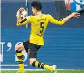  ?? FOTO: DPA ?? Aufreger 2: Der Ball springt in der Nachspielz­eit im Strafraum an die Hand von Dortmunds Verteidige­r Marc Bartra. Elfmeter gab es dafür nicht.