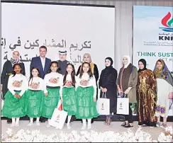  ?? KUNA photo ?? Waleed Al Bader delivers awards to six winning schools.