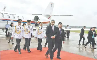  ??  ?? El presidente de la República, Mario Abdo Benítez, y Hugo Velázquez caminan juntos tras el arribo del Jefe de Estado procedente de EE.UU., previa escala en São Paulo, Brasil.