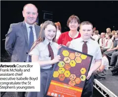  ??  ?? Artwork Councillor Frank McNally and assistant chief executive Isabelle Boyd congratula­te the St Stephen’s youngsters