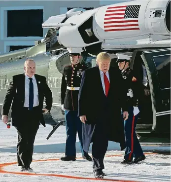  ?? Foto: Reuters ?? Na švýcarské půdě Americký prezident Donald Trump vystupuje v Davosu z helikoptér­y.
DAVOS