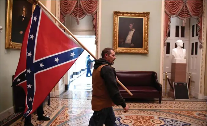  ?? MIKE THEILER, NTB ?? En opprører med sørstatsfl­agget inne i Capitol onsdag ettermidda­g. Angrepet mot kongressby­gningen ble igangsatt av president Donald Trump.