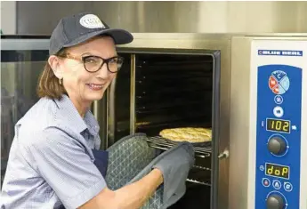  ?? Photo: Amber Pace ?? COOKED TO PERFECTION: Jan Garland cooking one of her famous pies at The Ridge Meats.