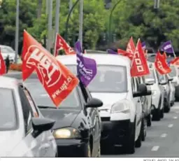  ?? MIGUEL ÁNGEL SALAS ?? Un momento de la caravana de coches organizada por UGT y CCOO.