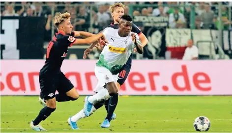  ?? FOTO: DIRK PÄFFGEN ?? Intensiv ist es zwischen Leipzig und Gladbach immer. Hier entwischt Breel Embolo im Dreikampf den Leipzigern.