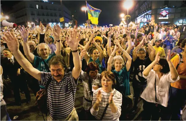  ?? Foto: AFP/Jaime Reina ?? Indignados (»Empörte«) demonstrie­ren in Madrid auf der Puerta del Sol zum Jahrestag der Entstehung der 15M-Bewegung. Der Forderung der Polizei, den Platz zu räumen, kamen sie nicht nach.