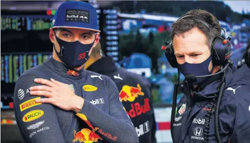  ??  ?? Max Verstappen y su jefe, Christian Horner, en el garaje del equipo Red Bull durante el GP de Bélgica celebrado la pasada semana en Spa.