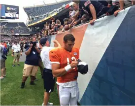  ??  ?? Rookie quarterbac­k Mitch Trubisky signs autographs Saturday at Family Fest at Soldier Field. He was 3- for- 5 for 42 yards against the third- team defense.| PATRICK FINLEY/ SUN- TIMES