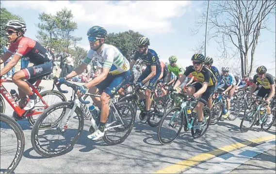  ?? FOTO: MANEL MONTILLA ?? El murciano Alejandro Valverde, en primer término en una de las etapas de la edición 2017 de la Volta Ciclista a Catalunya, que al final se acabó llevando