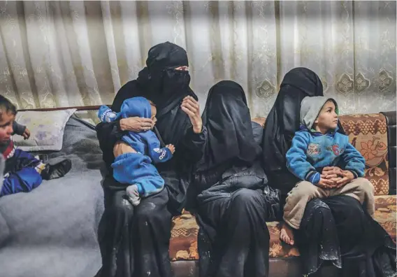  ??  ?? Mujeres que huyeron del Estado Islámico conversan en el campamento de al-Hol, en el noreste de Siria.