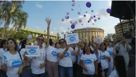  ?? JOSÉ LUIS TAPIA ?? Hicieron caminata y arrojaron globos en la Plaza de la Libertad.