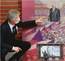  ?? FOTO ČTK ?? Miloš Vystrčil se včera v Tchaj-peji setkal s novináři. Na snímku ukazuje na svého předchůdce Jaroslava Kuberu. Dole je expreziden­t Václav Havel.