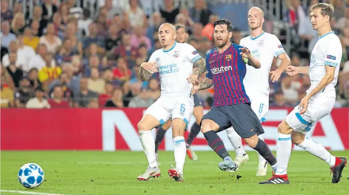  ?? REUTERS ?? Pura calidad. Messi define de primera y de zurda al palo opuesto del arquero Zoet y rodeado de tres defensores del Eindovhen. Leo brilló en un Camp Nou casi a tope.