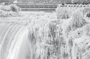  ??  ?? Cautivan. Las Cataratas del Niágara ofrecen un espectácul­o único, incluso cuando se congelan.