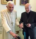  ??  ?? Papa Ratzinger e monsignor Bonicelli