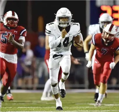  ?? KIRSTEN STICKNEY/SUN-TIMES ?? Mount Carmel’s Damarion Arrington took snaps out of the wildcat and threw some against St. Rita.