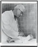  ?? PROVIDED BY LIBRARY OF CONGRESS, NEW YORK WORLD-TELEGRAM AND THE SUN NEWSPAPER PHOTOGRAPH COLLECTION ?? Teaneck’s Virginia Apgar evaluates a newborn in a 1966 photo by Al Ravenna of the World Journal Tribune.
