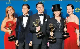  ??  ?? El elenco de The Marvelous Mrs. Maisel con sus premios.