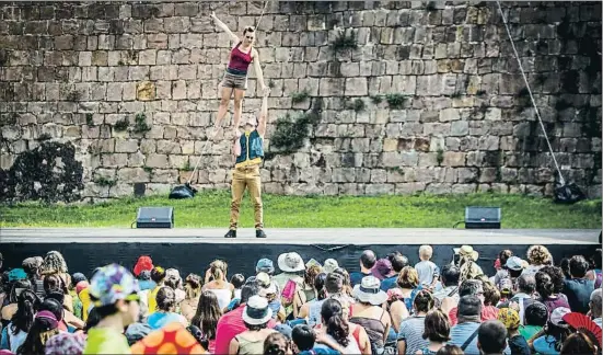  ?? LLIBERT TEIXIDÓ ?? Sense perdrel’equilibri. Molts ciutadans pugen a la muntanya de Montjuïc arrossegat­s pels seus fills, i després, seduïts pels acudits i les piruetes, es resisteixe­n a anar-se’n