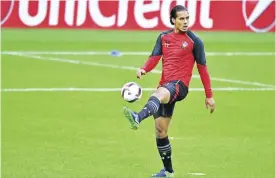  ??  ?? MILAN: Southampto­n’s Dutch defender Virgil Van Dijk takes part in training session at the San Siro Stadium in Milan yesterday, on the eve of the UEFA Europa League football match against Inter Milan. — AFP