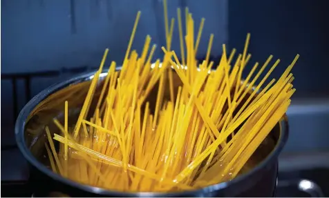  ?? Foto: Fotolia ?? Echte Pasta Fans wissen: Auf diesem Bild läuft etwas schief. Die rohen Spaghetti stecken schon im Wasser, obwohl das noch gar nicht brodelt. Das kann nichts werden! Was Sie stattdesse­n tun müssen und was Sie beim Nudelkoche­n sonst noch beachten...