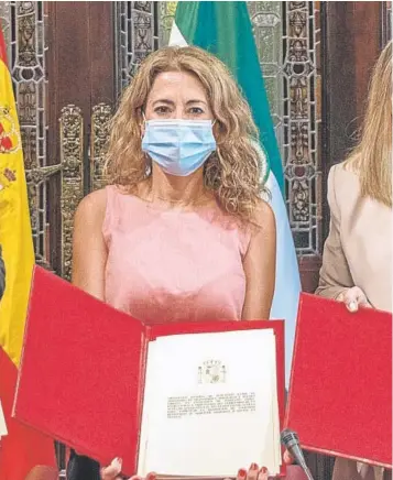  ?? ?? La ministra de Transporte­s, Raquel Sánchez, y la consejera de Fomento, Marifrán Carazo, en un acto en Sevilla en 2021