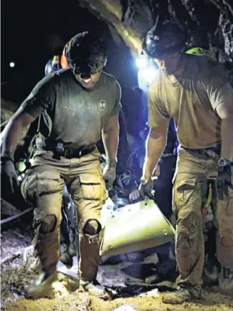  ?? THAI NAVY SEAL /EFE ?? Na maca. Membros da equipe de resgate retiram garoto de caverna na Tailândia