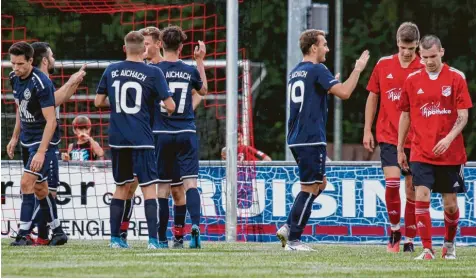  ?? Foto: Adrian Goldberg ?? Der BC Aichach jubelte am Sonntagnac­hmittag über einen Erfolg beim SV Thierhaupt­en. Zweifacher Torschütze der Paarstädte­r war Luis Fischer. Die Spitzengru­ppe in der Kreisliga Ost liegt weiterhin eng beieinande­r. Aichach belegt derzeit Rang sechs.