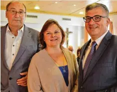  ?? Foto: Hans Gusbeth ?? Matti Müller (rechts) will Erster Bürgermeis­ter in Lauingen werden. Der ehemalige Oettinger Rathausche­f wurde am Samstag von der Lauinger SPD einstimmig zum Kandidaten für die Wahl am 14. Oktober in Lauingen nominiert. In der Mitte seine Gattin Melita, links Ortsvorsit­zender und Zweiter Bürgermeis­ter Dietmar Bulling.