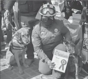  ?? FOTO: LA JORNADA ZACATECAS ?? Entregaron reconocimi­entos a perros militares y de corporacio­nes policiacas