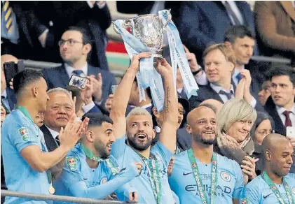  ?? REUTERS ?? Bien arriba. Sergio Agüero levanta la Copa de la Liga, ganada en los penales. El Kun convirtió el suyo.