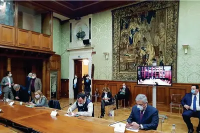  ??  ?? A Palazzo Chigi
I leader dell’opposizion­e Giorgia Meloni, 43 anni, Matteo Salvini, 47 anni, e Antonio Tajani, 66 anni, con la mascherina