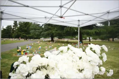  ?? PHOTOS BY KIMBERLY MORALES — ENTERPRISE-RECORD ?? The Chico Cemetery Associatio­n was handing out compliment­ary carnations and cookies to people who were visiting their lost loved ones on May 8 in Chico.