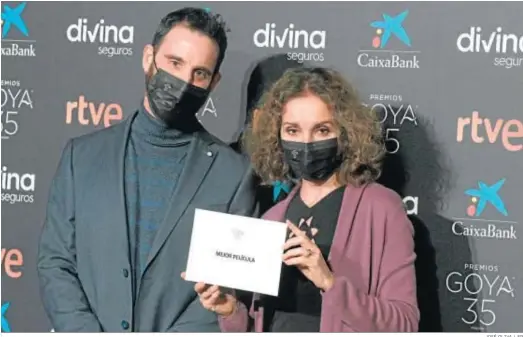  ?? JOSÉ OLIVA / EP ?? Dani Rovira y Ana Belén, que anunciaron las nominacion­es, con el sobre a los candidatos a la mejor película.