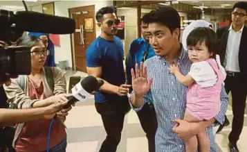  ?? PIC BY SYARAFIQ ABD SAMAD ?? PKR Youth chief Datuk Adam Rosly seen outside the Sessions Court in Kuala Lumpur after being charged yesterday with giving forged papers to deceive MACC.