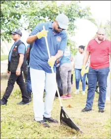  ?? ?? President, Irfaan Ali yesterday morning took part in the National Cleanup exercise in the city (Office of the President photo)