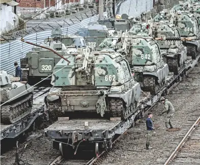  ?? EFE ?? Vehículos blindados rusos esperan en la estación de ferrocarri­les de Rostov, Rusia