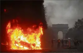  ?? (Photo AFP) ?? Malgré la mobilisati­on de   policiers et gendarmes, les dégradatio­ns ont émaillé toute la journée de samedi.