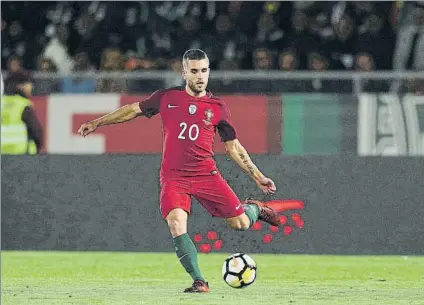  ?? FOTO: GETTY IMAGES ?? Kevin Rodrigues golpea el esférico durante el partido del viernes ante Arabia Saudí en Viseu