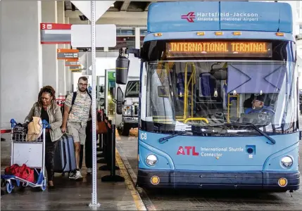  ?? STEVE SCHAEFER/AJC 2023 ?? Long waits for shuttles between terminals at the Atlanta airport have at times vexed travelers. The shuttles take passengers between the domestic and internatio­nal terminals or to the rental car center.